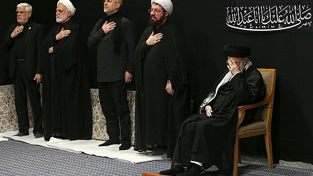 Íránský duchovní vůdce, ajatolláh Alí Chameneí, se poprvé od příměří vyhlášeného po útocích Izraele a Spojených států na Írán objevil na veřejnosti – při příležitosti oslav nejdůležitějšího šíitského svátku Ašúra. (5. července 2025)