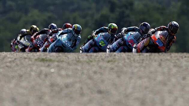 Souboj jezdců v kategorii Moto3 na Masarykov&eacute; okruhu.