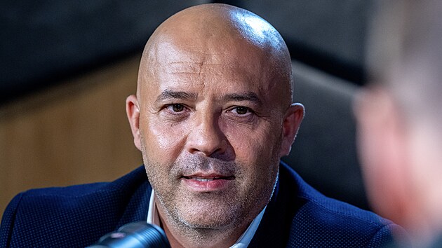 Předseda Odborového svazu KOVO Roman Ďurčo v Rozstřelu otevřeně kritizoval vládu, Evropskou komisi i způsob, jakým stát přistupuje k ochraně českého průmyslu. Odbory podle něj nejsou pasivní, jak si někteří myslí – z tripartity odešly, zorganizovaly stávky i demonstrace. Čeští zaměstnanci podle Ďurča dřou, ale domů si nosí stále méně peněz. A emisní povolenky podle něj ohrožují nejen fabriky, ale i obyčejné lidi. Předseda Odborového svazu KOVO Roman Ďurčo v Rozstřelu otevřeně kritizoval vládu, Evropskou komisi i způsob, jakým stát přistupuje k ochraně českého průmyslu. Odbory podle něj nejsou pasivní, jak si někteří myslí – z tripartity odešly, zorganizovaly stávky i demonstrace. Čeští zaměstnanci podle Ďurča dřou, ale domů si nosí stále méně peněz. A emisní povolenky podle něj ohrožují nejen fabriky, ale i obyčejné lidi.