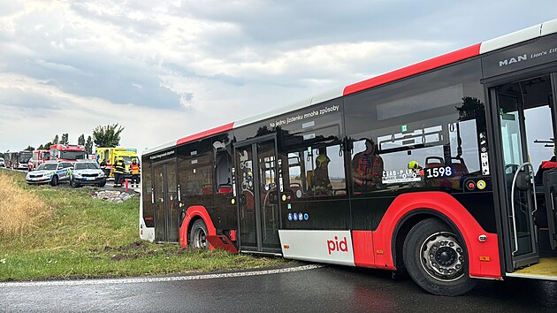 Při srážce autobusu s nákladním autem v Praze u Kolovrat mezi Uhříněvsí a Říčany se lehce zranili tři lidé.