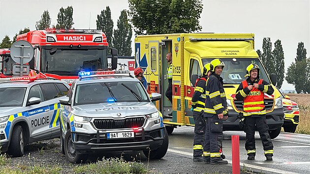 Při srážce autobusu s nákladním autem v Praze u Kolovrat mezi Uhříněvsí a Říčany se lehce zranili tři lidé.