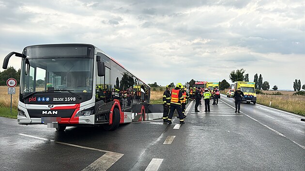 Při srážce autobusu s nákladním autem v Praze u Kolovrat mezi Uhříněvsí a Říčany se lehce zranili tři lidé.