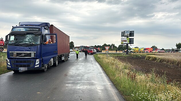 Při srážce autobusu s nákladním autem v Praze u Kolovrat mezi Uhříněvsí a Říčany se lehce zranili tři lidé.