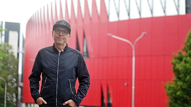 Bedřich Musil pracuje jako vedoucí PR oddělení nové multifunkční haly, která se...