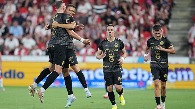 Fotbalisté Hradce Králové slaví vyrovnávající gól do sítě Slavie.