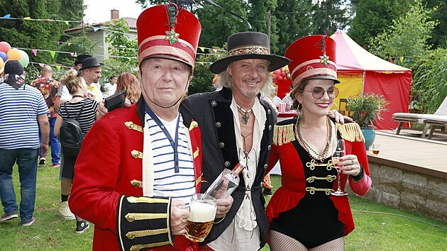 Petr Janda, Peter Nagy a Marta Jandová: 37. garden party Petra Jandy, tentokrát ve stylu cirkus, se konala 22. července 2025 na zahradě nahrávacího studia Propast, které se nachází kousek od Stříbrné Skalice.