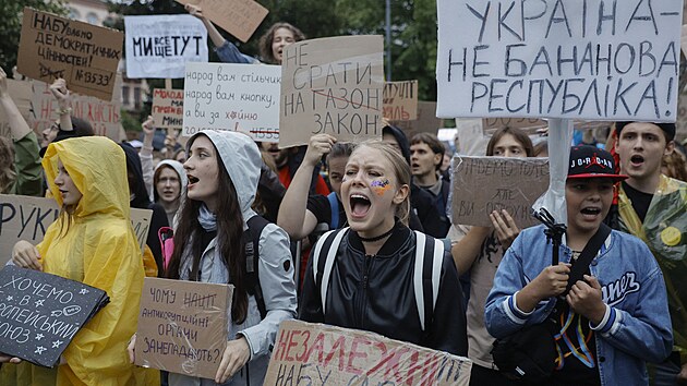 Ukrajinci protestují za nezávislost protikorupčních institucí. (30. července 2025)