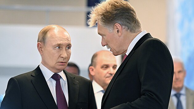 Vladimir Putin a Dmitrij Peskov (27. července 2025)