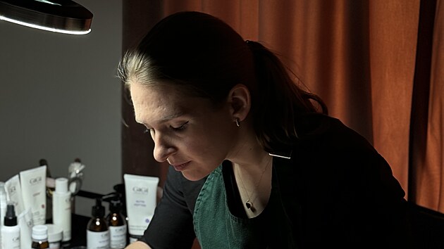 Žádné škatulky, strašení a prodejní triky. Jekatěrina Nagy známá jako Eki mění pohled na péči o pleť. Ve Skin Spotu pomáhá ženám pochopit, jak jejich pleť funguje. (30. července 2025)