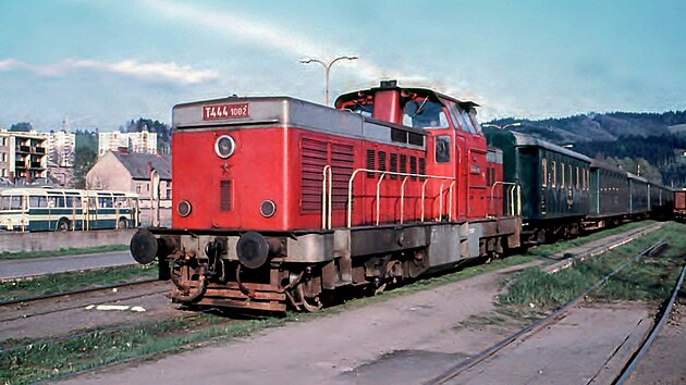 Karkulka T444.1002 v čele osobního vlaku v zastávce Z1, rok 1980. GPS: 49.3347233N, 17.9959583E