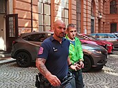 Obviněný z napadení bezdomovce odchází v poutech od soudu v Brně. (srpen 2025) Obviněný z napadení bezdomovce odchází v poutech od soudu v Brně. (srpen 2025)