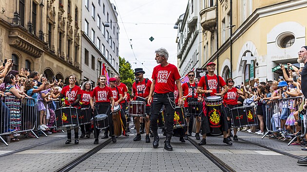 Centrem Brna prošel v sobotu karnevalový průvod v brazilském stylu. Přilákal tisíce přihlížejících, procházel z Moravského náměstí přes náměstí Svobody na Zelný trh celou hodinu. Akce byla hlavním bodem programu Brasil Festu. (4. srpna 2025)