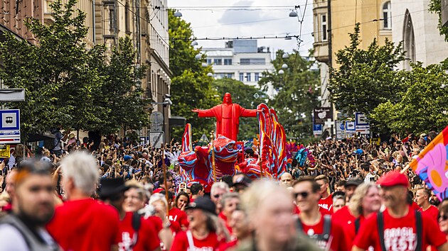 Centrem Brna prošel v sobotu karnevalový průvod v brazilském stylu. Přilákal tisíce přihlížejících, procházel z Moravského náměstí přes náměstí Svobody na Zelný trh celou hodinu. Akce byla hlavním bodem programu Brasil Festu. (4. srpna 2025)
