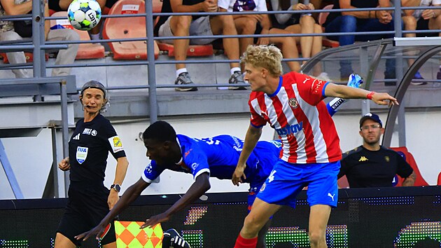 Tadeáš Vachoušek ze Zbrojovky (vpravo) v souboji s hráčem Artisu v brněnském derby (srpen 2025)