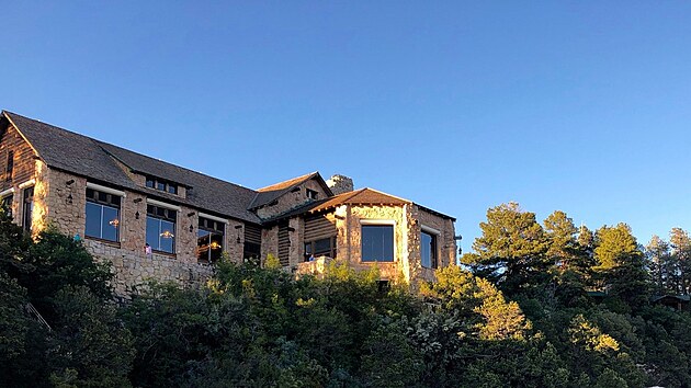 Chata Grand Canyon Lodge na severním okraji Grand Canyonu v Arizoně v červnu 2019.