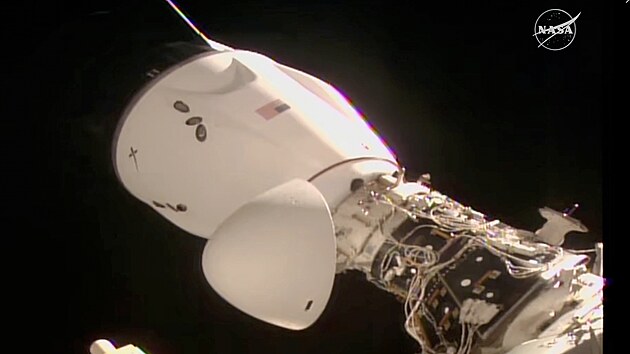 Snímek ukazuje kapsli SpaceX připojenou k Mezinárodní vesmírné stanici. (2. srpna 2025)