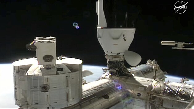Snímek ukazuje kapsli SpaceX připojenou k Mezinárodní vesmírné stanici. (2. srpna 2025)