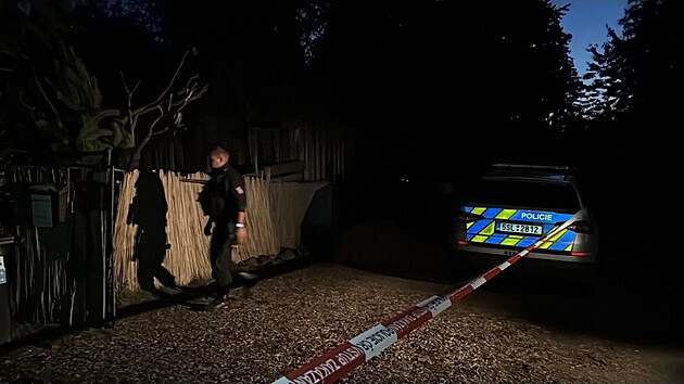 Policisté zasahují ve Zvoli u Prahy, kde museli po útěku zneškodnit lva, který poranil ošetřovatele. (9. srpna 2025)