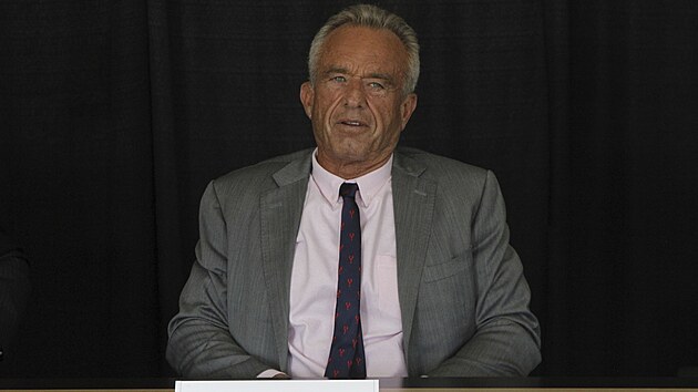 Americký ministr zdravotnictví Robert F. Kennedy mladší na tiskové konferenci v Anchorage v Aljašce (5. srpna 2025)