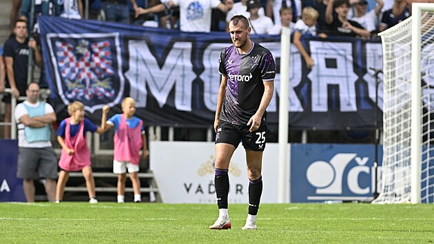 Tomáš Chorý opouští hřiště Slovácka po obdržení červené karty.