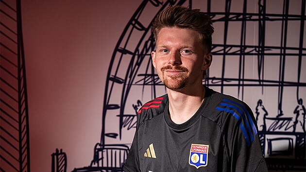 Pavel Šulc pózuje po přestupu do Lyonu. Pavel Šulc pózuje po přestupu do Lyonu.