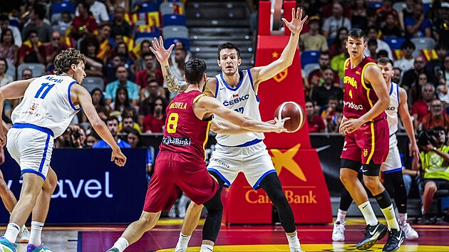 Vít Krejčí v přípravném utkání brání španělského basketbalistu Daría Brizuelu. Vít Krejčí v přípravném utkání brání španělského basketbalistu Daría Brizuelu.