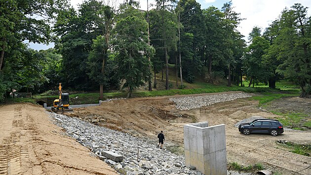 Zámecký rybník, více než tři a půl století starý, získal novou hráz, přepad i výpust, zpevněn byl i ostrůvek. Město postupně opravuje a obnovuje všechno v okolí vlastního zámku, který má však jiného vlastníka, a ten na opravy nemá peníze.