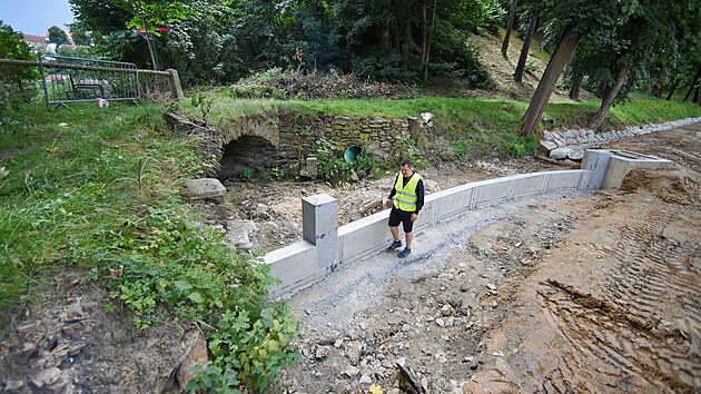 Zámecký rybník, více než tři a půl století starý, získal novou hráz, přepad i výpust, zpevněn byl i ostrůvek. Město postupně opravuje a obnovuje všechno v okolí vlastního zámku, který má však jiného vlastníka, a ten na opravy nemá peníze.