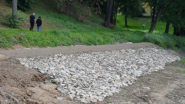 Zámecký rybník, více než tři a půl století starý, získal novou hráz, přepad i výpust, zpevněn byl i ostrůvek. Město postupně opravuje a obnovuje všechno v okolí vlastního zámku, který má však jiného vlastníka, a ten na opravy nemá peníze.
