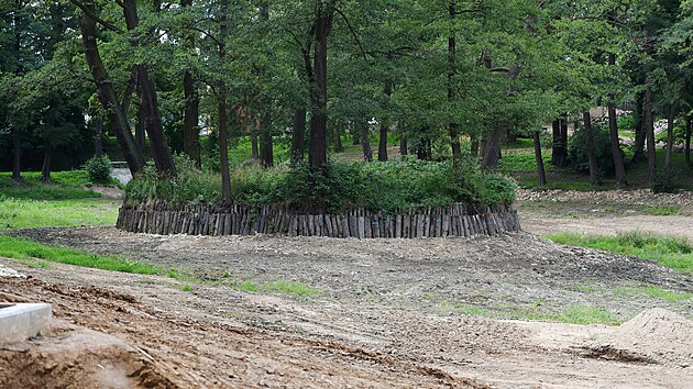 Zámecký rybník, více než tři a půl století starý, získal novou hráz, přepad i výpust, zpevněn byl i ostrůvek. Město postupně opravuje a obnovuje všechno v okolí vlastního zámku, který má však jiného vlastníka, a ten na opravy nemá peníze.