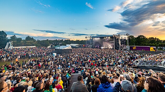 Před koncertem vypláchl Park 360 hustý déšť, ale Adamsův koncert už proběhl bez komplikací.