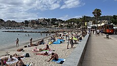 V oblíbeném stedisku Puerto de Soller je na plái také hlava na hlav.