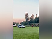 Vjel na hřiště, kde i střílel. Policie vyšetřuje incident z Toužimi Vjel na hřiště, kde i střílel. Policie vyšetřuje incident z Toužimi