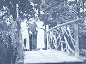 Mostek v parku zámku Kynžvart na historické fotografii. Mostek v parku zámku Kynžvart na historické fotografii.