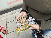 Nezletilí figuranti vyrazili do ulic Plzně a testovali prodejce, zda jim... Nezletilí figuranti vyrazili do ulic Plzně a testovali prodejce, zda jim...