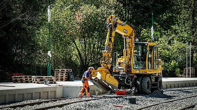 Na nejstrmější železnici v Česku se aktuálně pokládá nová ozubnicová trať. Náročná obnova kořenovské Zubačky obnáší na milimetry přesnou práci. (12. srpna 2025)