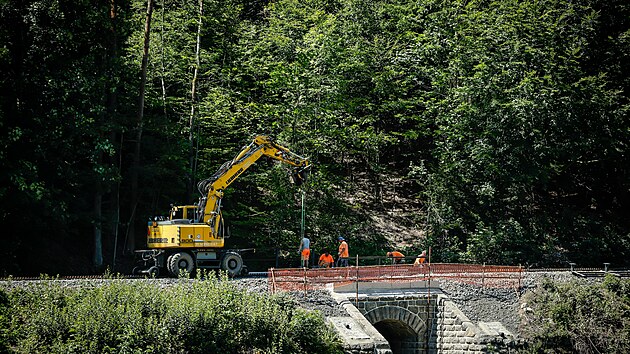 Na nejstrmější železnici v Česku se aktuálně pokládá nová ozubnicová trať. Náročná obnova kořenovské Zubačky obnáší na milimetry přesnou práci. (12. srpna 2025)