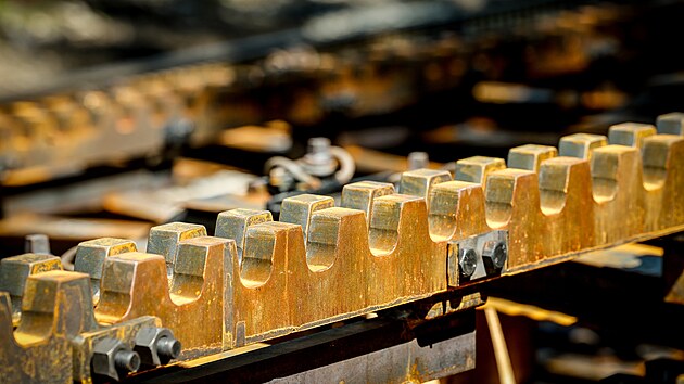 Na nejstrmější železnici v Česku se aktuálně pokládá nová ozubnicová trať. Náročná obnova kořenovské Zubačky obnáší na milimetry přesnou práci. (12. srpna 2025)