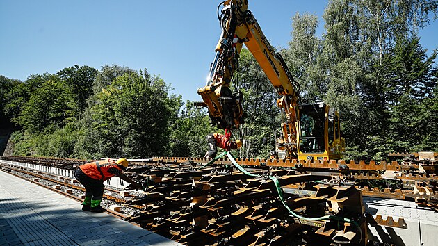 Na nejstrmější železnici v Česku se aktuálně pokládá nová ozubnicová trať. Náročná obnova kořenovské Zubačky obnáší na milimetry přesnou práci. (12. srpna 2025)