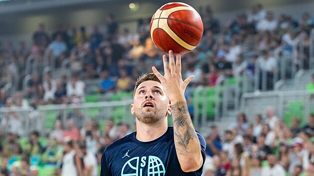 Luka Dončič před přípravným zápasem Slovinska s Německem. Luka Dončič před přípravným zápasem Slovinska s Německem.