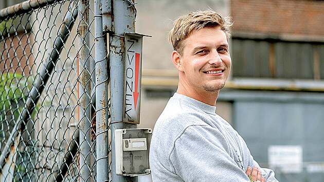 Filip Košťálek se kolem hudby pohybuje už více než 10 let. V ostravském Cooltouru pořádal své první koncerty a filmové noci, stál také za soutěží studentských kapel Break It a sám se pod přezdívkou Dr. Zeppelin postavil za mixážní pult. Od roku 2015 je spojen s festivalem Colours of Ostrava, kde začínal jako brigádník v produkčním týmu, ale rychle se propracoval až k dramaturgii. Nyní se stal uměleckým ředitelem festivalu.
