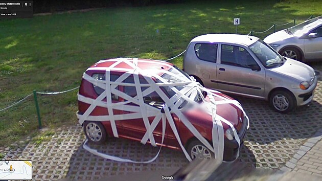 Nezáměrné odhalení nového bezpečnostního systému proti krádežím, během jeho testování na ulicích Varšavy.