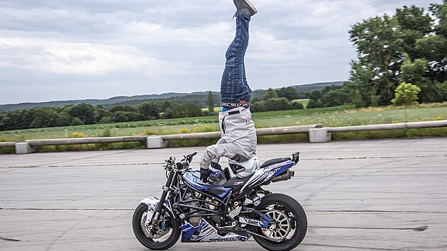 Kaskadér učí jízdu na motorce po zadním kole Kaskadér učí jízdu na motorce po zadním kole