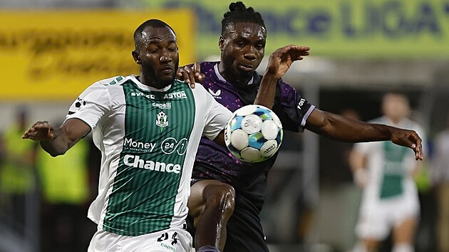 Jablonecký útočník Lamin Jawo (vlevo) se snaží utéct Igohu Ogbuovi ze Slavie.