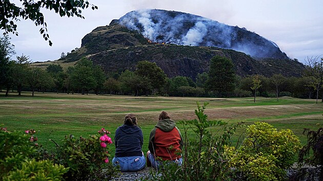 Požár zachvátil horu Arthur’s Seat, oblíbený výletní cíl ve skotském Edinburghu. (10. srpna 2025)