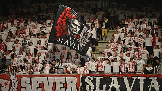 Fanoušci Slavie na tribuně během utkání s Jabloncem.