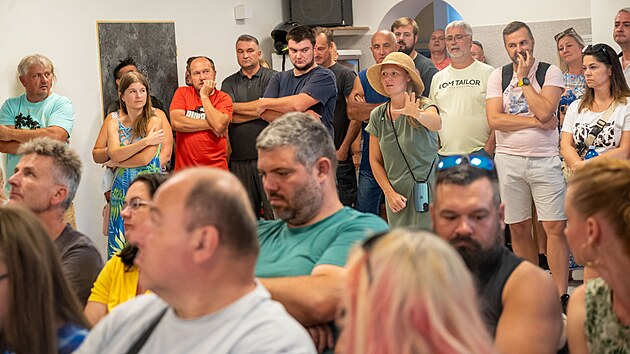 Setkání obyvatel Martinic kvůli nedostavěné dálnici D49 mezi Holešovem a... Setkání obyvatel Martinic kvůli nedostavěné dálnici D49 mezi Holešovem a...