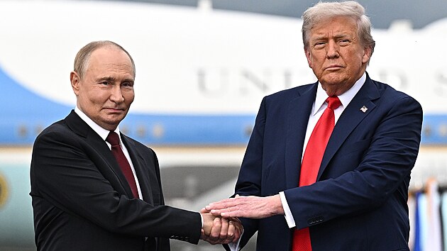 Americký prezident Donald Trump vítá ruského prezidenta Vladimira Putina na vojenské základně v Anchorage na Aljašce. (15. srpna 2025)