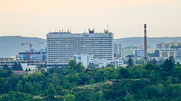 Na střeše brněnského AZ Toweru, který je se 111 metry nejvyšší budovou Česka, se otevřela placená vyhlídka. Vidět je z ní velká část Brna (na snímku nemocnice v Bohunicích), ale i třeba Pálava.