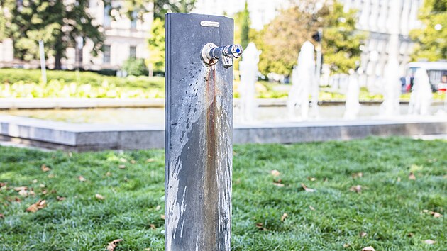 Míst k opláchnutí nebo napití najdou lidé v centru Brna přehršel. Na snímku pítko v Solniční ulici u budovy JAMU.